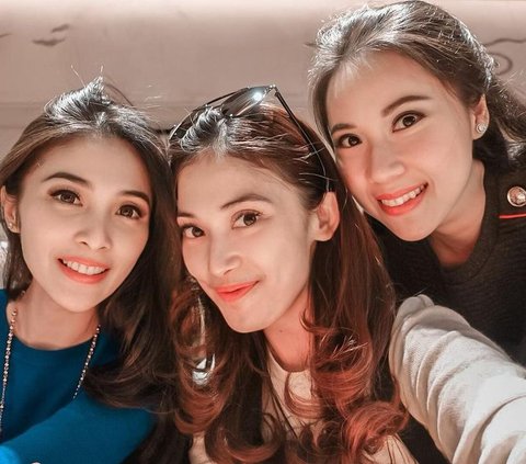 Selalu Kompak, Intip Potret Kebersamaan Kartika Dewi dan Sandra Dewi