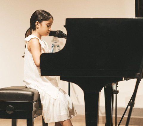 Setelah selesai memberi salam, Gempi tanpa ragu-ragu langsung memainkan sebuah lagu. Tak hanya sekedar bermain piano, sahabat Rafathar ini juga bernyanyi dalam waktu yang bersamaan.