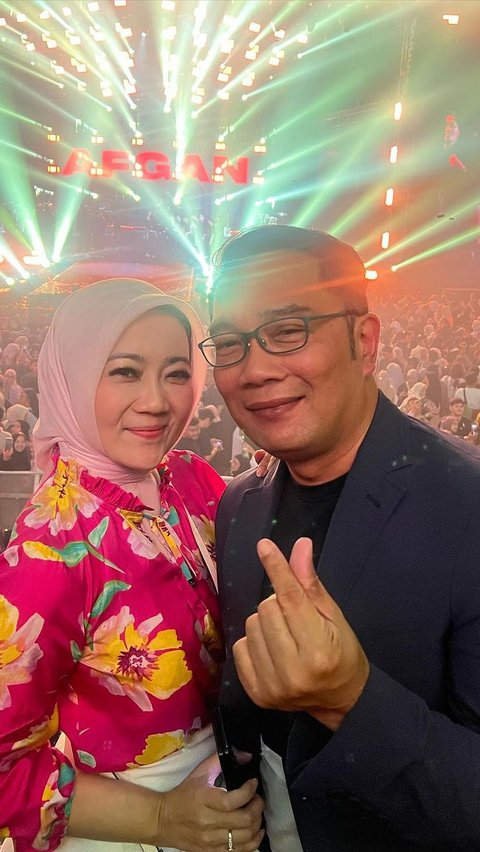 Ini momen Atalia dan Ridwan Kamil berada di tribun penonton.