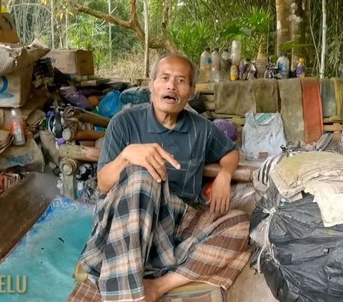 Hidup Berkecukupan, Pria di Purbalingga Ini Sudah 13 Tahun Tinggal di Makam Desa