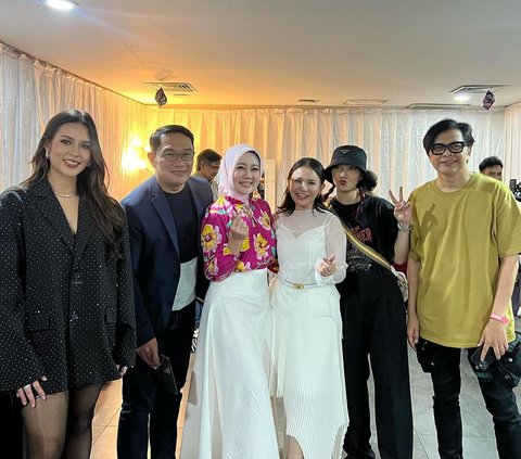 Ridwan Kamil dan Atalia tak ketinggalan berfoto dengan para penyanyi. Terlihat Raisa, Armand Maulana, dan Isyana berpose bareng.