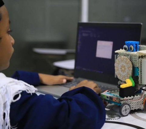 Santri di Tangerang Ini Ciptakan Robot Pertanian yang Bisa Memanen Sayuran, Keren