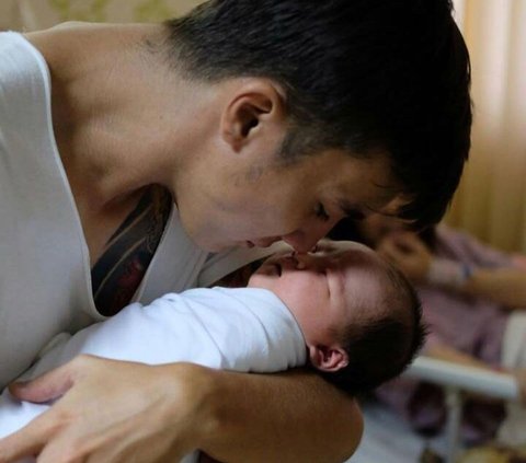 Ini momen Rendy Kjaernett saat pertama kali gendong anak ketiganya. Terlihat bintang FTV ini mencium Baby Jacob.