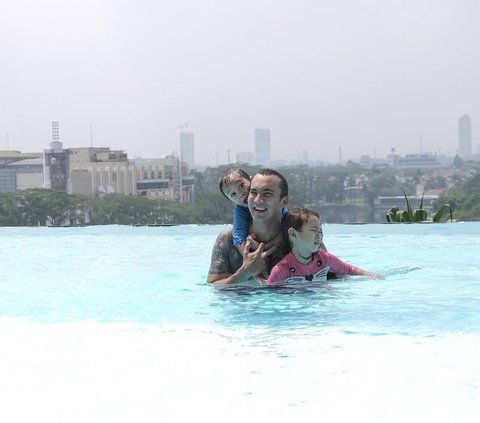 Suami Lady Nayoan ini kerap membagikan momen bersama sang anak di Instagram. Tampak ia bersama kedua anaknya tengah berenang.