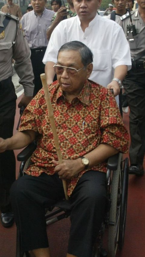 Seperti presiden sebelumnya, Gus Dur juga lebih muda dari Habibie. Gus Dur lahir 7 September 1940 di Jombang, Jawa Timur. Gus Dur lebih muda 4 tahun dari Habibie jika dilihat dari tahun lahirnya.