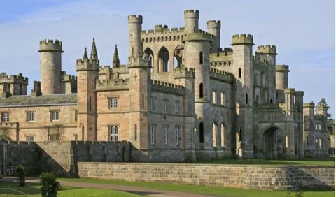 Sisa-sisa kastil dan desa abad pertengahan ini berada di utara Kastil Lowther yang berasal dari abad ke-19. Menghadap ke lembah Bampton, reruntuhan kastil Lowther yang sangat indah dan tamannya yang luas adalah salah satu daya tarik wisata yang paling populer di kawasan ini.