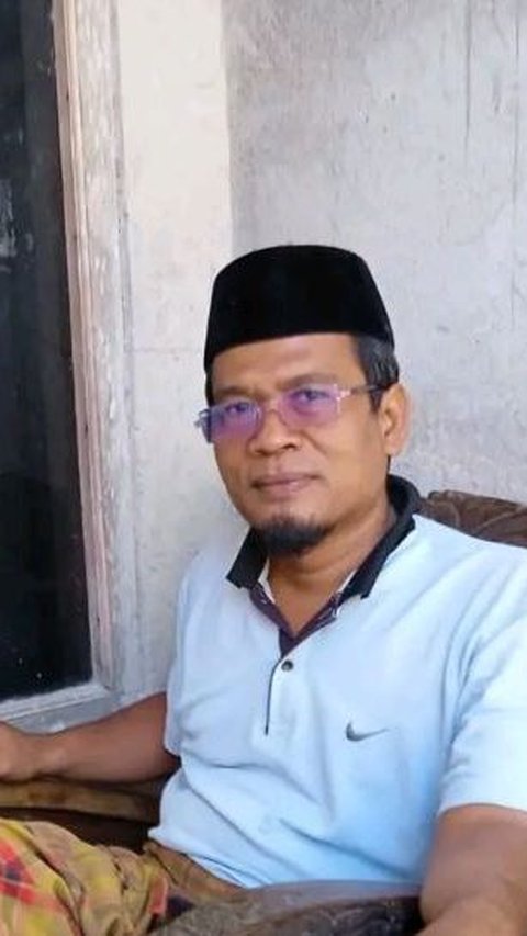 Mustain merupakan seorang guru ngaji di kampungnya di Desa Tambahrejo, Kecamatan Tunjungan, Kabupaten Blora. Ia memantapkan niat untuk maju sebagai calon Kepala Desa (Kades).