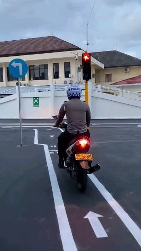 Setelah lampu berubah hijau, peserta dihadapkan satu belokan ke kiri dan wajib menghidupkan lampu sein. Dalam tahap ini, peserta akan dinilai perilaku berkendaranya