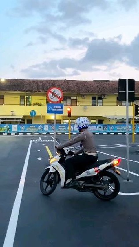 Selanjutnya pengendara berhenti kembali di lampu lalu lintas dan berhenti kembali sesuai rambu. Lalu putar balik tanpa menurunkan kaki untuk dinilai keterampilan berkendaranya.