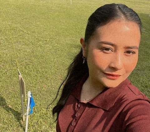 Prilly memakai baju warna coklat dan rok warna putih saat main woodball.<br /><br />Woodball merupakan olahraga mirip seperti golf, tapi bolanya berbeda.