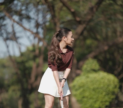 Gaya Prilly mencuri perhatian. Saat bermain woodball, ia memilih mengucir rambut panjangnya. Artis kelahiran 1996 ini terlihat mahir bermain Woodball.