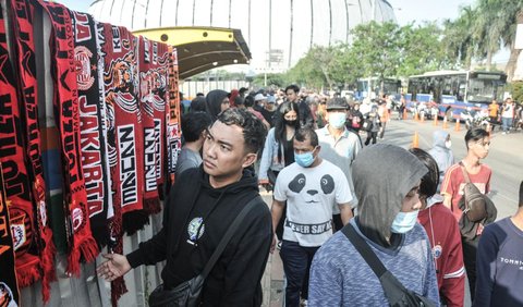 Terlepas dari masalah teknis, bila dilihat dari sisi teknologi stadion JIS dibalut beberapa kecanggihan. Seperti sistem audio, atap bisa terbuka, lampu bisa mengikuti ritme musik, dan pencahaayaan LED di dinding.