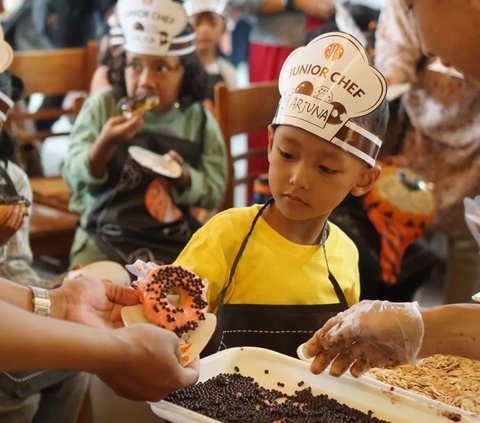 Perempuan 34 tahun itu membuat event organizer (EO) atau jasa penyelenggara acara khusus untuk anak-anak di Kota Madiun, Jawa Timur. Bisnis yang belum lama ia geluti itu sudah banyak mendapatkan klien.