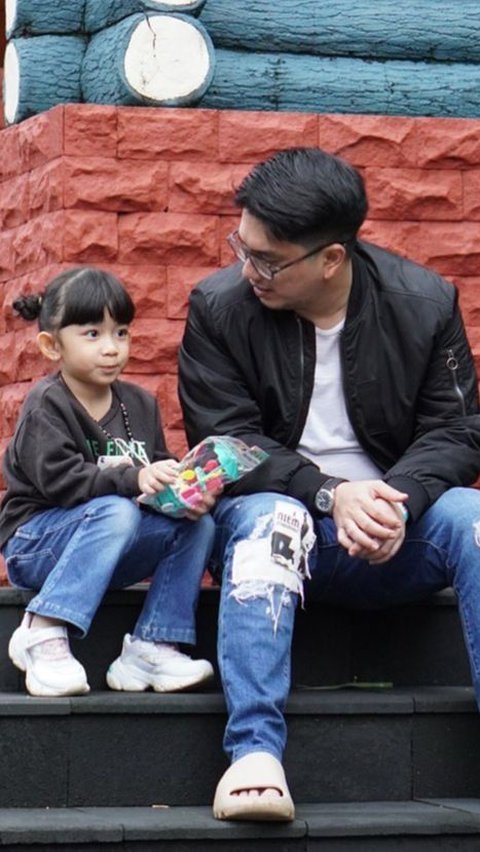 Arman dikabarkan berstatus duda sebelum menikah dengan Della Puspita. Dugaan tersebut muncul saat Arama kerap memperlihatkan kebersamaan seorang anak perempuan cantik yang diduga sebagai putri kandungnya.