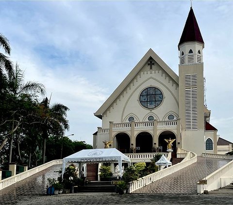 Rumah ibadah di Kota Pahlawan yang sudah mengusung konsep ramah anak yakni Gereja Katolik Santo Yakobus, Masjid Al-Falah, Masjid Rahmat, Pura Segara, Vihara Buddhayana, Masjid Al-Akbar, Masjid Al-Jihad, dan Gereja Bethel Tabernakel Surabaya.