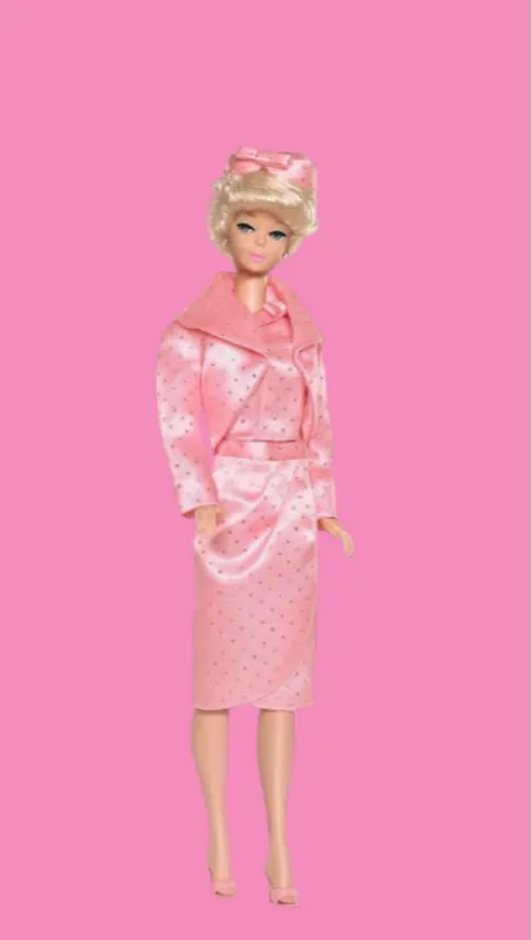 Setelan yang dipakai Margot Robbie di Seoul merupakan rekreasi penampilan Barbie Sparkling Pink yang rilis di 1964.