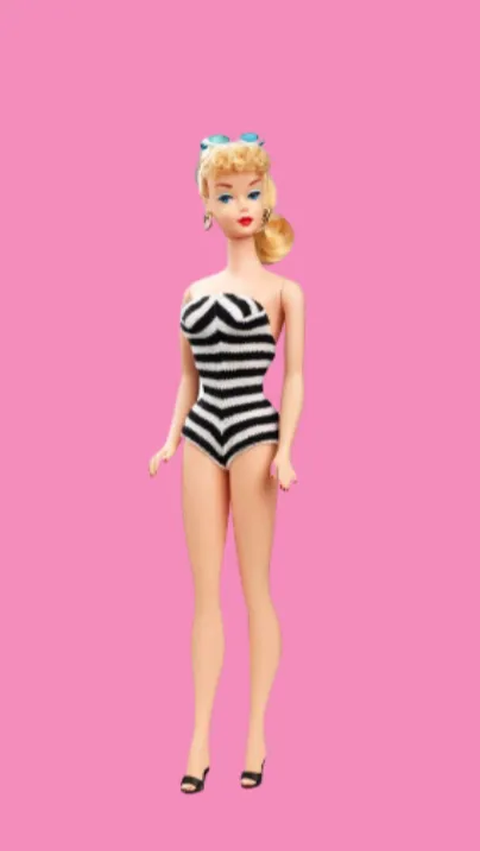 Bodycon dress yang jadi ciri khas Hervé Léger itu sangat mirip dengan penampilan boneka Barbie pertama yang rilis pada 1959.