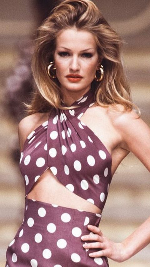 Gaun Robbie adalah versi custom dari koleksi musim semi Valentino yang diperagakan Mulder di catwalk pada 1993.