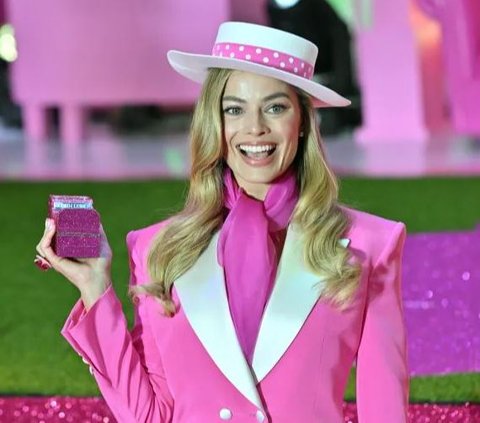 Barbie dibintangi aktris asal Australia, Margot Robbie. Film yang terinspirasi dari boneka plastik ini dijadwalkan mulai pemutaran di bioskop-bioskop Vietnam pada 21 Juli mendatang, hari yang sama dengan rilis di Amerika Serikat.