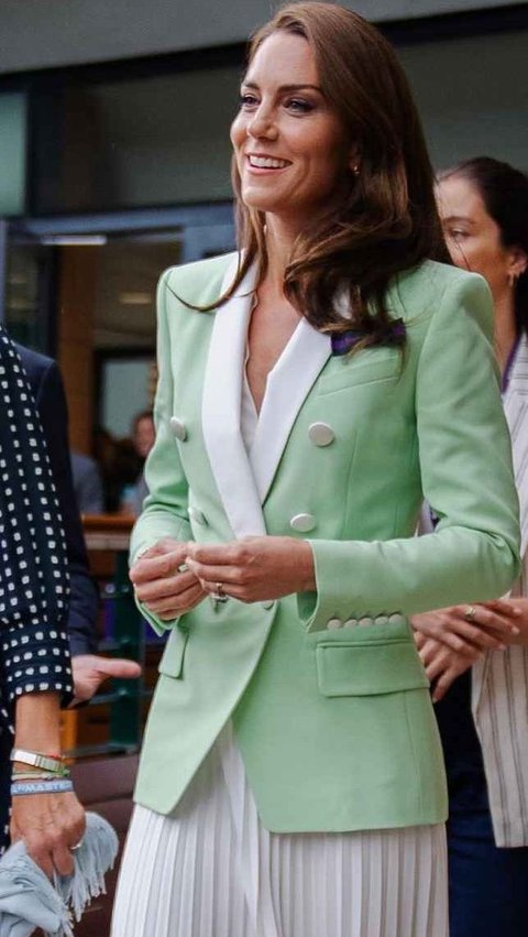 Blazer is the right choice to attend formal events. Kate wore a blazer with a classic cutting in pastel green color. She paired it with a white pleated skirt that made her appearance so fresh.