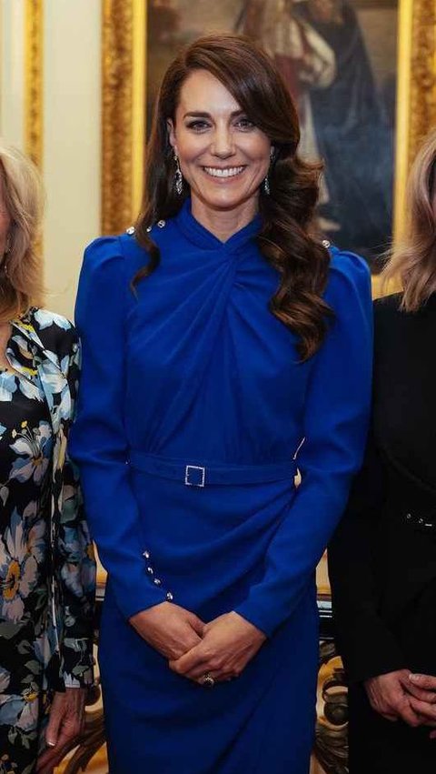 Perempuan 41 tahun yang bergelar Princess of Wales ini mengenakan blue dress dengan model yang sangat formal. Detail drapery di bagian dada membuat look sang putri jadi sangat elegan.