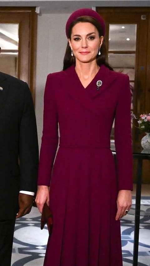 <Burgundy dress with a wrap model with a pleated detail at the bottom became Kate's choice when attending a formal dinner. The dress's cutting is so perfect, it wraps her body seamlessly.>