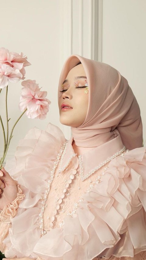 Bernuansa Floral, Ini Potret Cantik Putri Delina di Pemotretan Terbaru