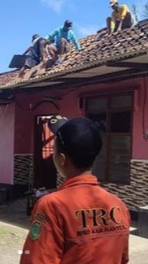 Terdampak Gempa, Begini Kompaknya Warga Bantul Gotong-Royong Renovasi Rumah Bareng Aparat