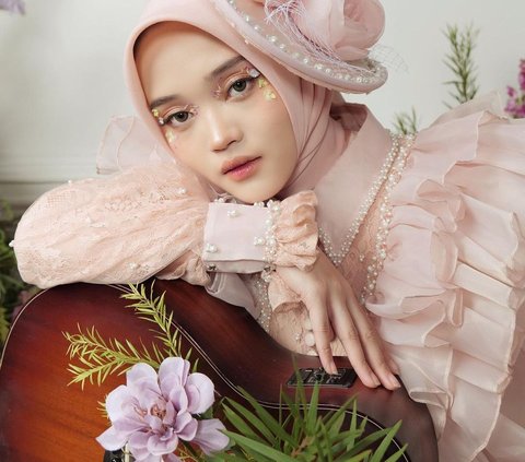 Bernuansa Floral, Ini Potret Cantik Putri Delina di Pemotretan Terbaru
