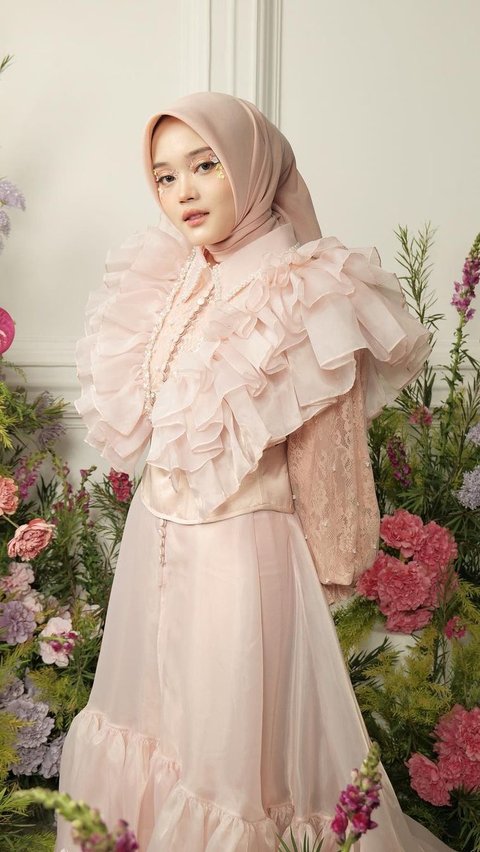 Bernuansa Floral, Ini Potret Cantik Putri Delina di Pemotretan Terbaru