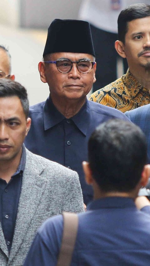 Panji Gumilang terlihat berada dalam perlindungan ketat pengawalnya yang memberikan penjagaan berlapis saat tiba di Bareskrim pada hari Senin (3/7/2023) lalu.