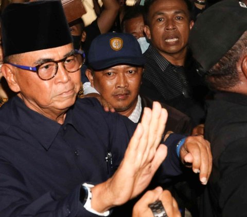 Aksi dorong-dorongan hingga cekcok pun sempat terjadi antara pengawal Panji yang mencoba menghalangi awak media meminta keterangan. Meski begitu, Panji terlihat hanya tersenyum seraya menenangkan situasi hingga akhirnya masuk ke Gedung Bareskrim Polri.