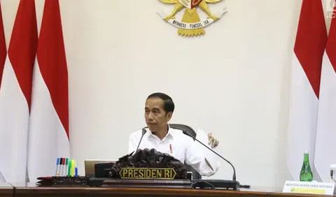 Berikutnya, rapat terbatas kabinet 3 Agustus 2020 pukul 11.24 WIB di Istana Merdeka Jakarta tentang percepatan transformasi digital di mana Presiden Jokowi memberikan arahan untuk penyelesaian infrastruktur information communication technology (ICT).