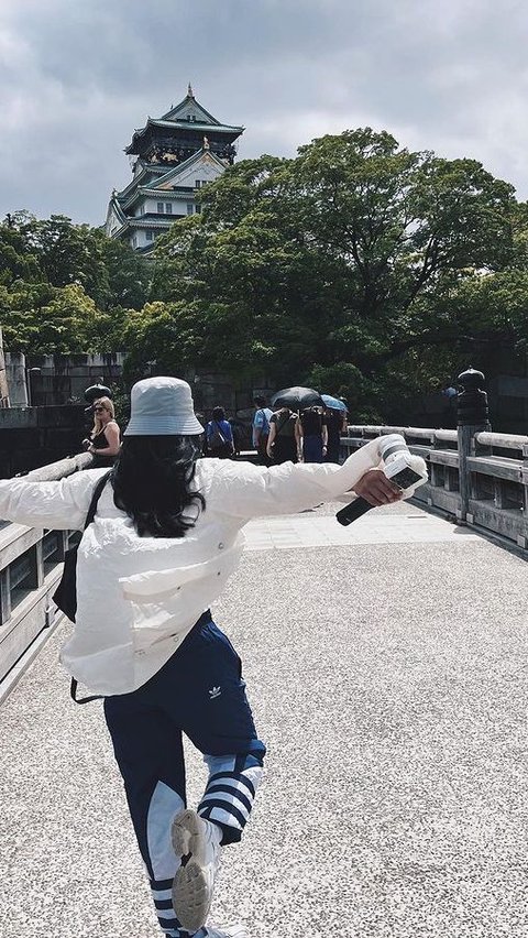 Ada berbagai lokasi yang dikunjungi Maudy Ayunda bersama Jesse Choi selama liburan di Jepang. Foto ini diambil saat Maudy Ayunda berkunjung ke Istana Osaka.  Tempat ini menjadi salah satu destinasi yang banyak dikunjungi wisatawan. Lokasinya berada di kota Osaka.