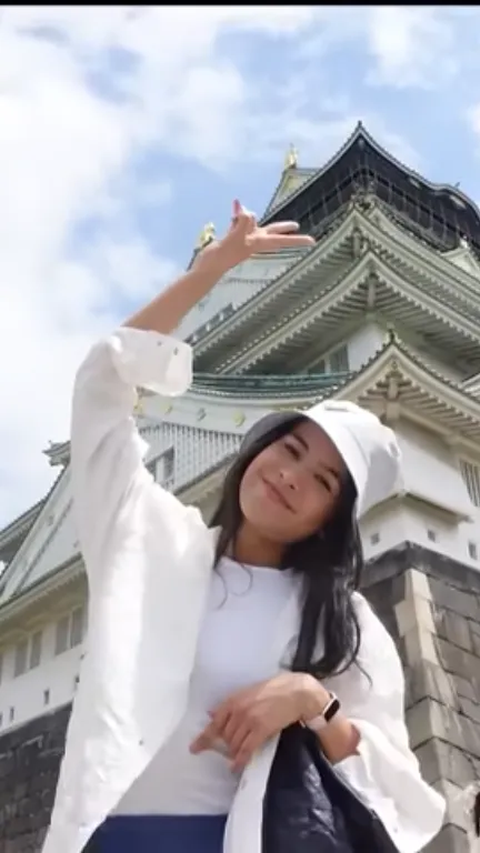 Raut bahagia terpancar dari wajah Maudy Ayunda. Jesse Choi mengabadikan foto sang istri saat berada di Istana Osaka.