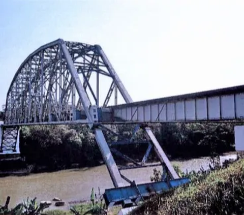 Salah satu jembatan yang menjadi sorotan adalah Jembatan Kali Progo. Jembatan ini disebut juga oleh masyarakat setempat sebagai Jembatan Mbeling. Terletak di atas sungai Progo, jembatan ini menghubungkan dua kabupaten yaitu Bantul dan Kulon Progo.