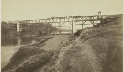 Jembatan Kali Progo sudah dibangun sejak masa Pemerintahan Hindia belanda tepatnya di tahun 1930. Staats Sporwegen (SS) membangun jembatan tersebut menggantikan jembatan lama yang sudah mulai mengkhawatirkan.