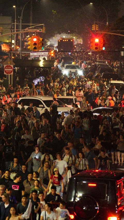 Ribuan orang berbondong-bondong menuju lokasi pesta kembang api. Mereka tak ingin melewatkan momen penting tahunan ini.