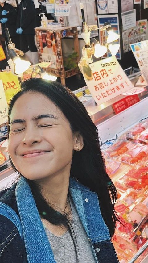 Maudy Ayunda tak melewatkan waktu untuk menikmati kuliner di Jepang. Ada berbagai penganan khas Jepang yang dinikmati Maudy Ayunda bersama sang suami.