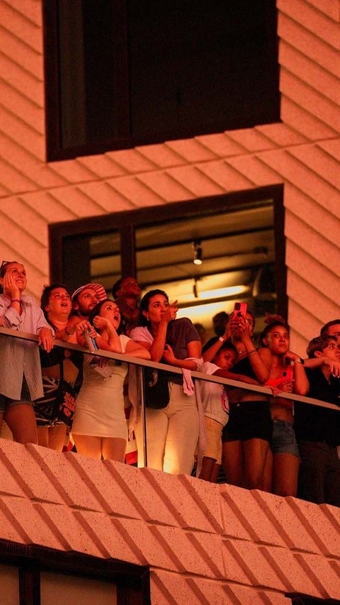 Balkon gedung-gedung di New York juga dipenuhi warga yang hendak menyaksikan keindahan pesta kembang api.