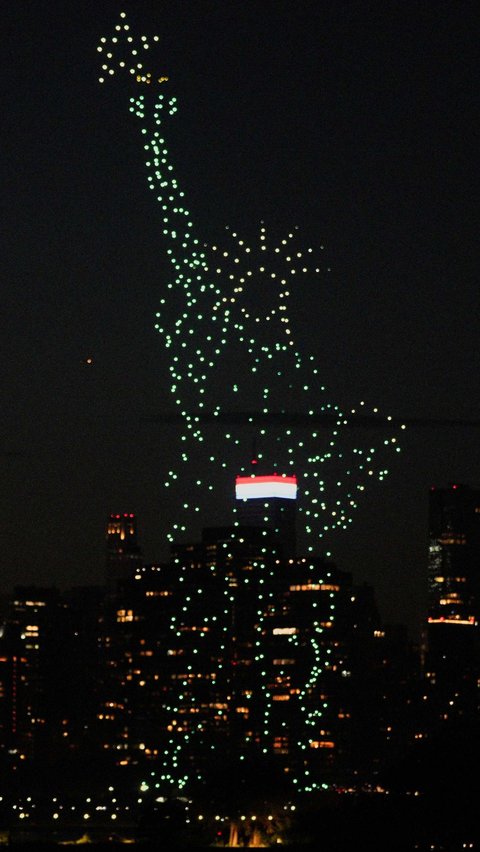 Tak hanya kembang api, ada juga pertunjukan drone yang terbang membentuk berbagai formasi. Salah satunya Patung Liberty.