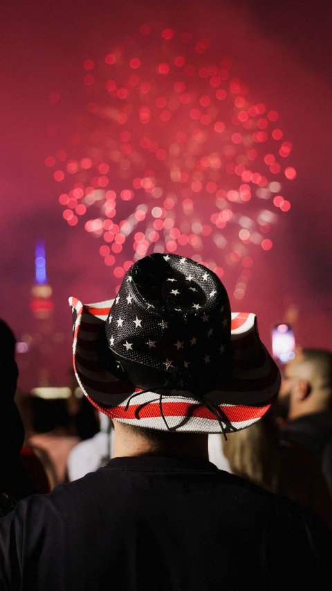 4 Juli diperingati sebagai Hari Kemerdekaan Amerika Serikat.  Berbagai pertunjukan pun diadakan untuk merayakan hari bersejarah itu.