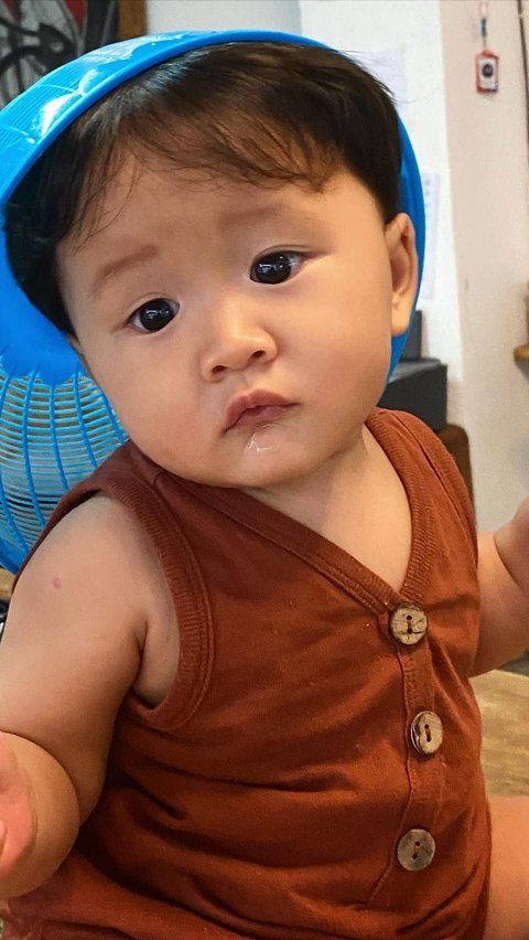 Potret Kama saat masih bayi. Ekspresinya cute banget. Ada netizen yang menyebut jika Kama seperti orang Korea.