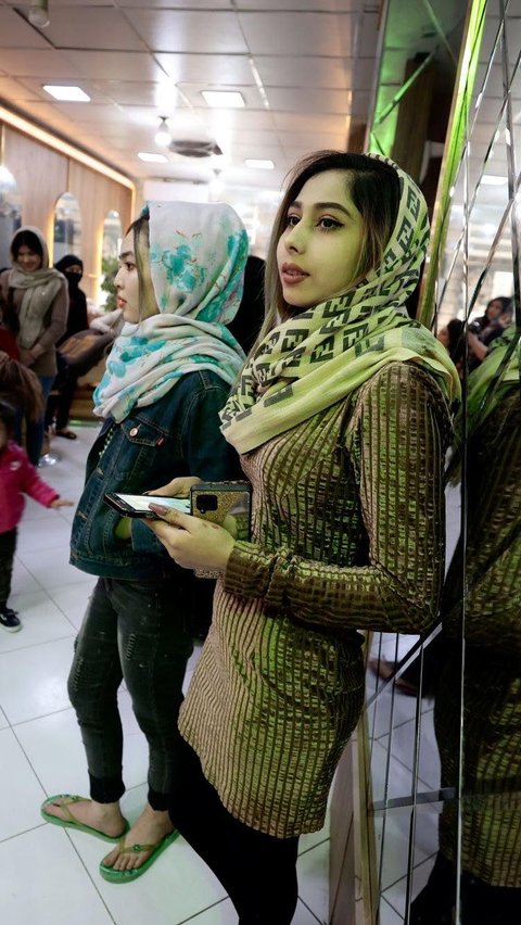Di tengah berbagai ancaman Taliban, beberapa salon kecantikan di Afghanistan nekat untuk tetap buka.  Sehingga memberi kesempatan beberapa wanita untuk memiliki pekerjaan dan pelanggan untuk mendapatkan layanan kecantikan.