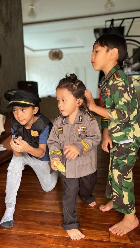 Sebagai anak bontot di keluarga, Kama sangat dekat dengan kakak-kakaknya. Bahkan, Kama banyak bermain bareng kakak-kakaknya dengan suasana yang seru dan dan penuh keceriaan.