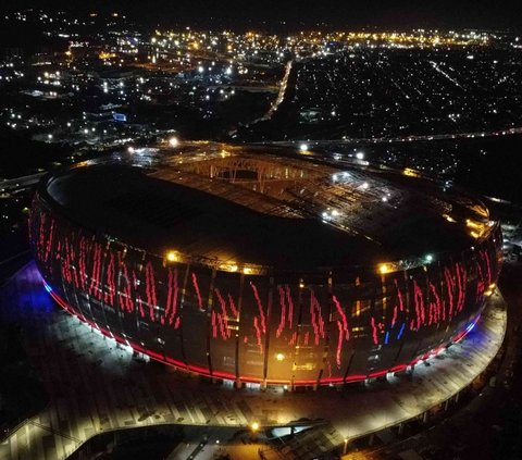 Sementara itu FIFA sudah memiliki aturan standar bagaimana sebuah stadion sepak bola dibangun dan dikelola. Berikut sejumlah aturan standar stadion sepak bola dikutip dari laman resmi FIFA: