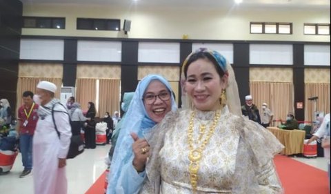 Perempuan asal Kabupaten Sidrap ini mengaku membawa perhiasannya sejak dari Makassar.