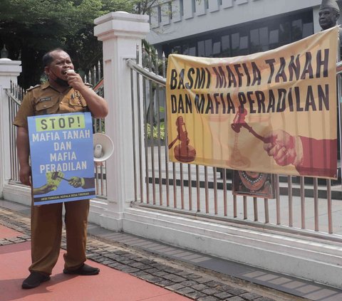 Protes Mafia Tanah dan Peradilan, Kades Asal Sulawesi Utara Demo Tunggal di Gedung MA