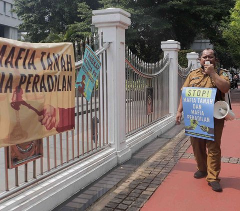 Protes Mafia Tanah dan Peradilan, Kades Asal Sulawesi Utara Demo Tunggal di Gedung MA