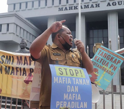 Protes Mafia Tanah dan Peradilan, Kades Asal Sulawesi Utara Demo Tunggal di Gedung MA